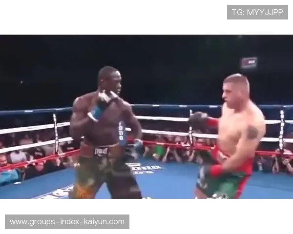 埃德华兹高扫成功 KO，对手瞬间倒地