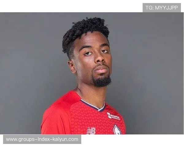 安热尔·戈麦斯跑位灵活：场上如水的艺术家